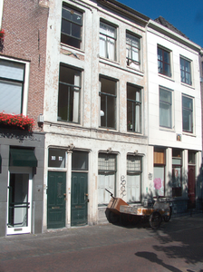 820303 Gezicht op de voorgevel van het pand Oudegracht 363 te Utrecht.N.B. Vanaf ca. 1850 tot 1880 waren in het pand de ...
